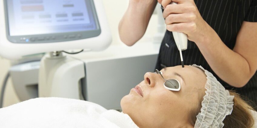 photodune-8860458-beautician-carrying-out-q-switch-laser-treatment-small-848×518